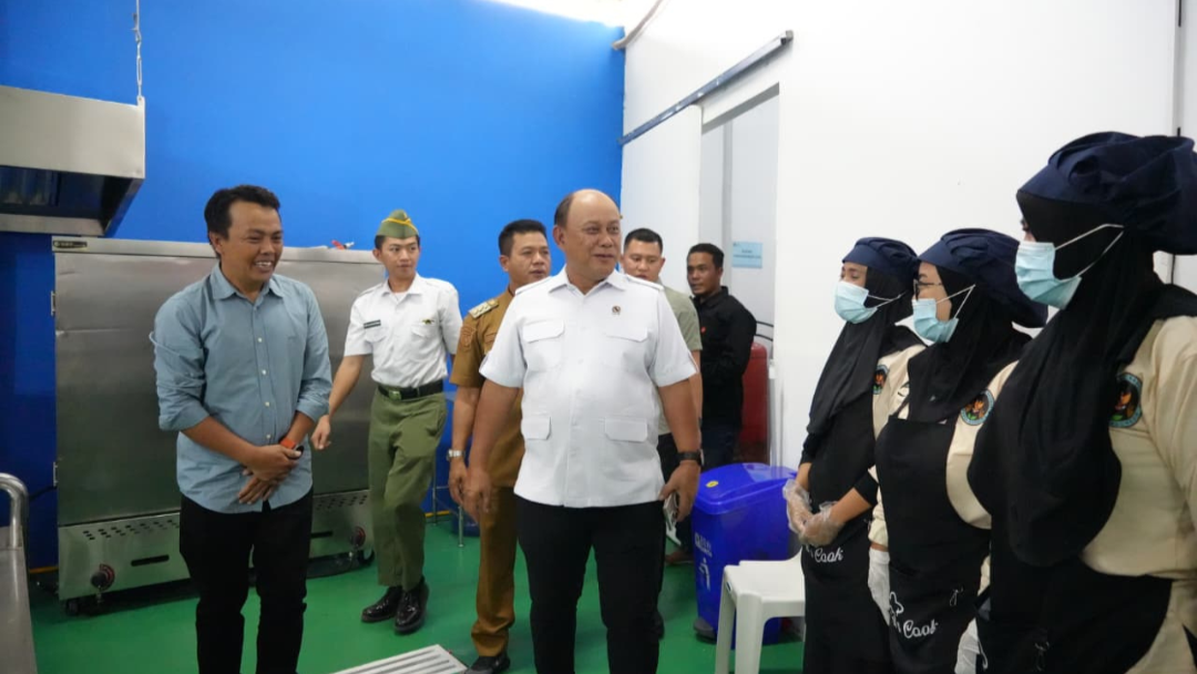 Dorong Ekonomi Rakyat melalui MBG, Kepala BGN Ponorogo Pantau SPPG di Bandung