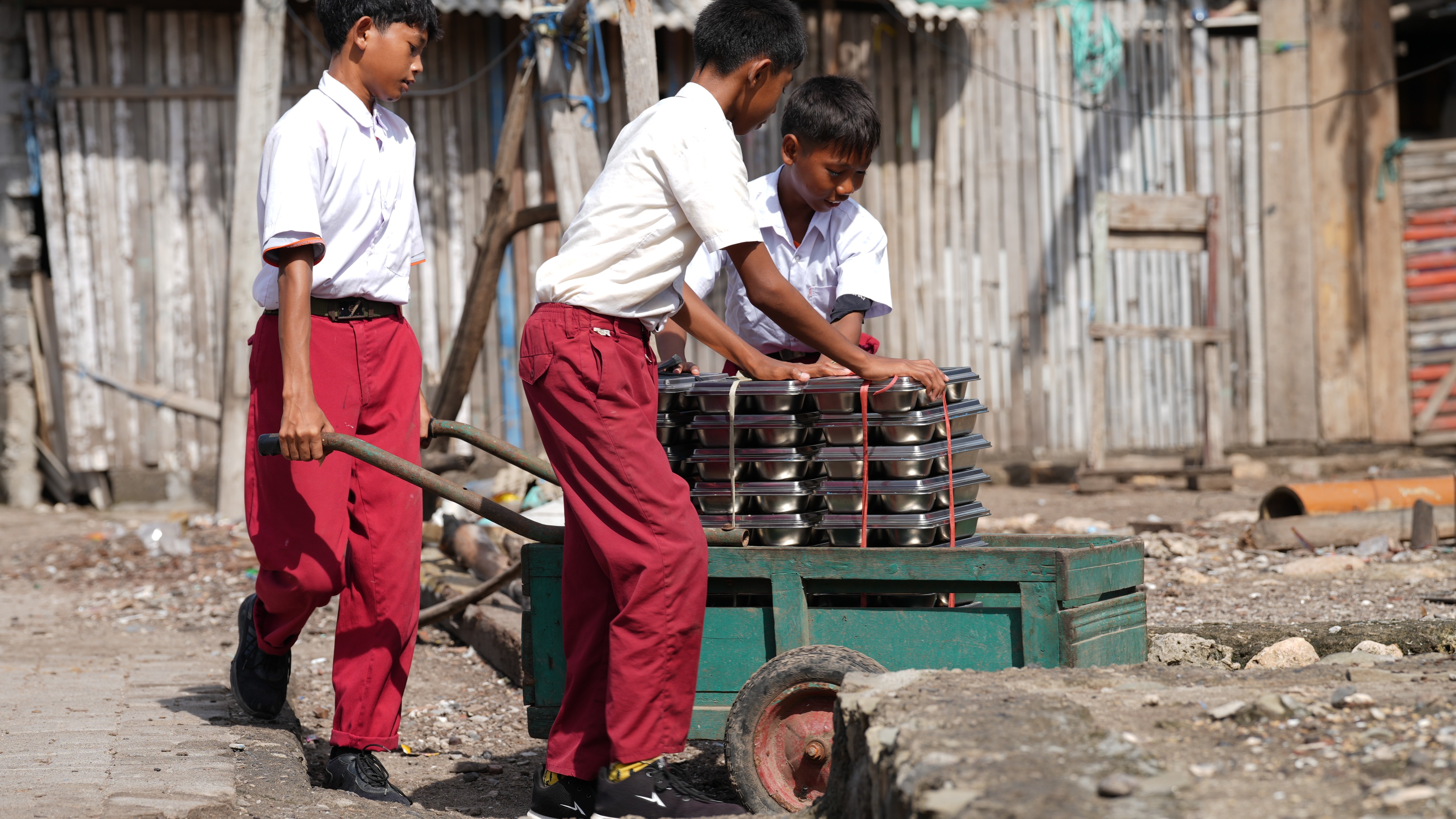 Siswa Bantu Distribusi MBG